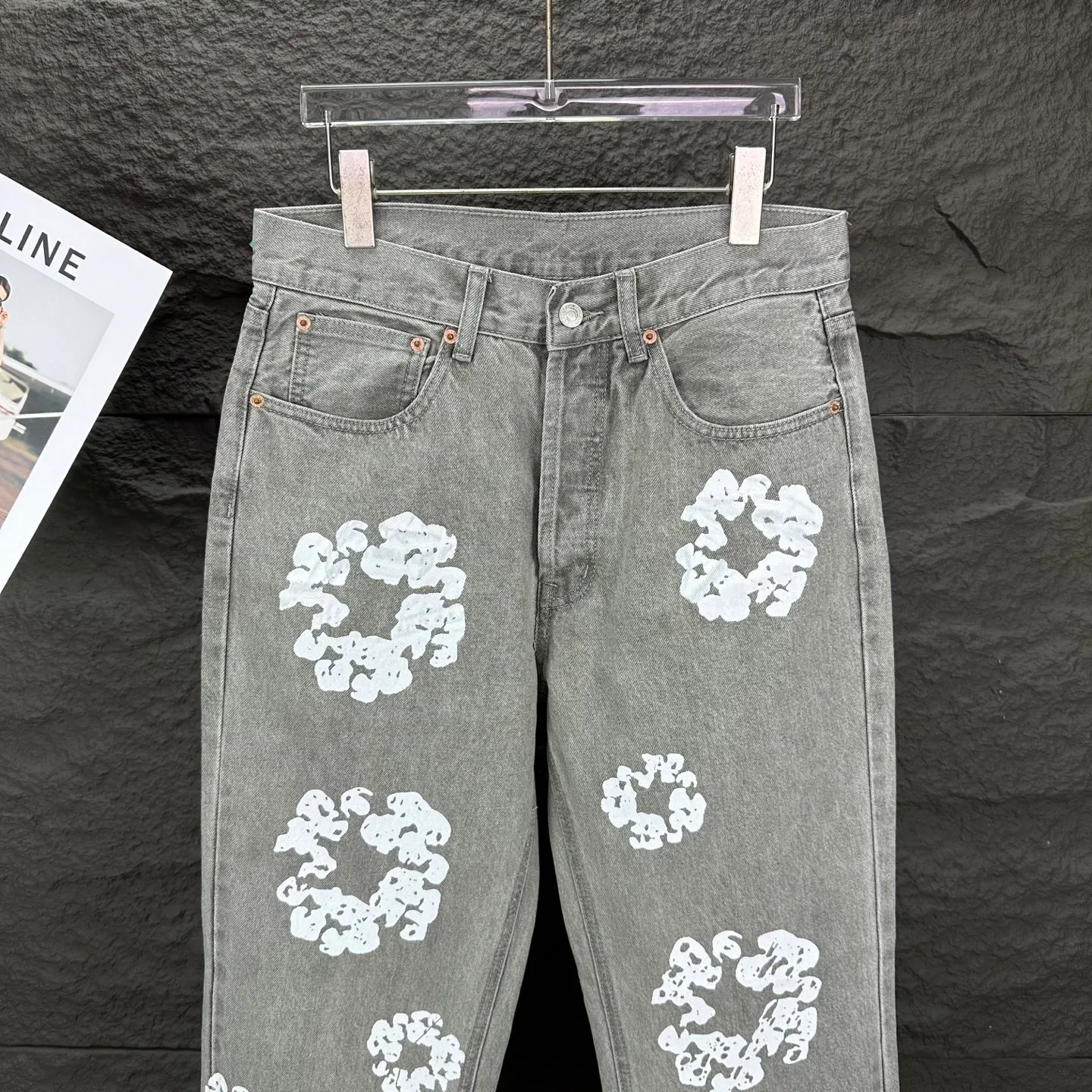 P230 Denim Tears 2025 new limited edition gem-inlaid kapok couples' washed jeans 🔥High version🔥High version🔥Top ceiling quality Styles with different washed textures are very friendly to people with thin legs and thick legs. The straight version is very flattering to the leg shape. Moderate length that never goes out of style, easy to match with casually, basic styling for various styles, a must-have in the wardrobe! The fabric is stiff but also makes the upper body soft without losing texture. The washing process is even more perfect. It is a must-have item for everyone! ! ! Washed wheat, hang tag, pants label, complete with three labels Color: black, blue, gray Size: 28, 30, 32, 34, 36 (five sizes)